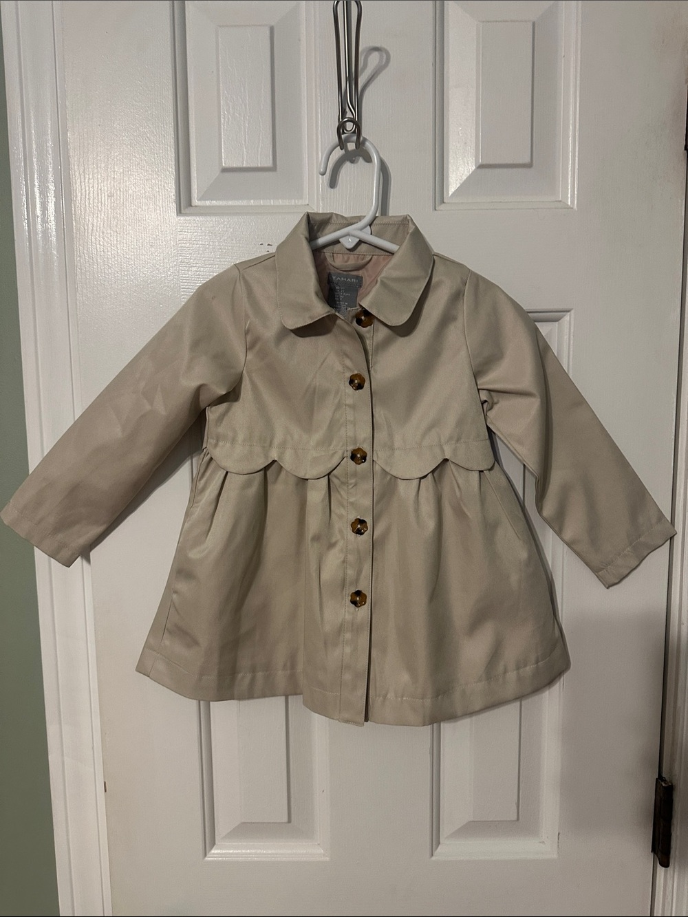 Tahari Girls Beige Scallop-Trim Raincoat with Tortoise Buttons Never Worn